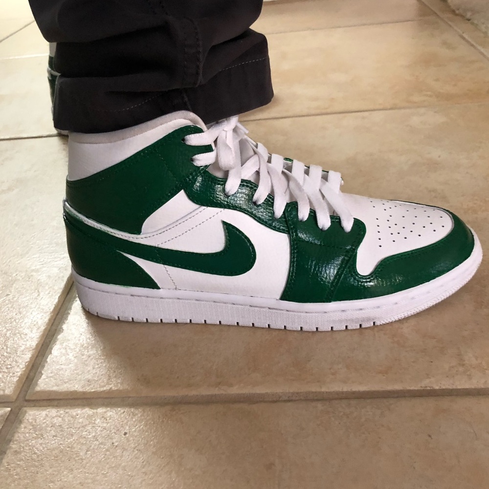 Customized Jordan mids - Picture 3 of 4